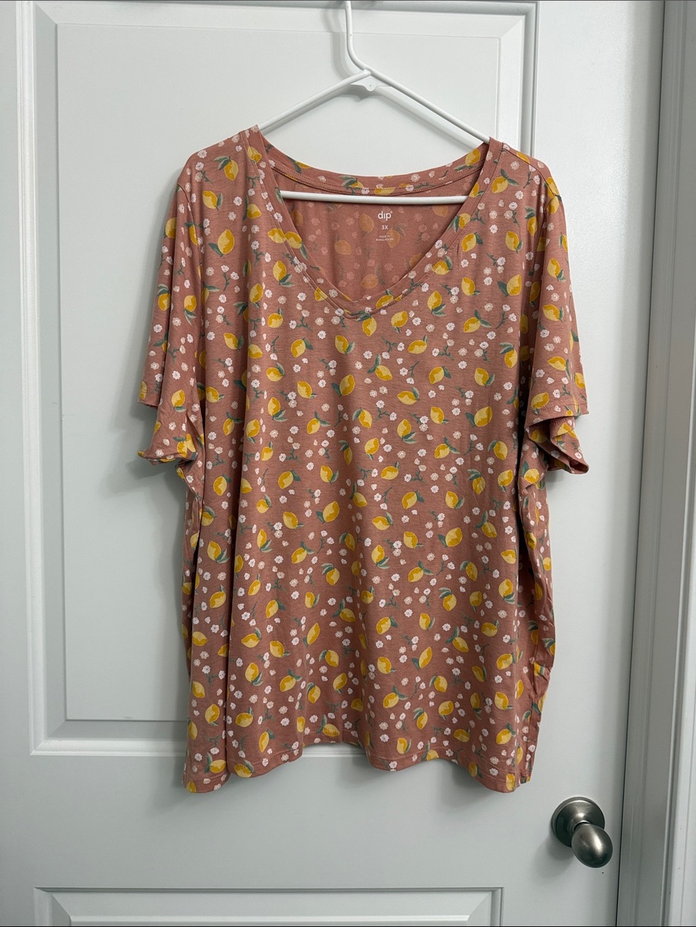 dip Dusty Rose Lemon Print V-Neck Short Sleeve Tee